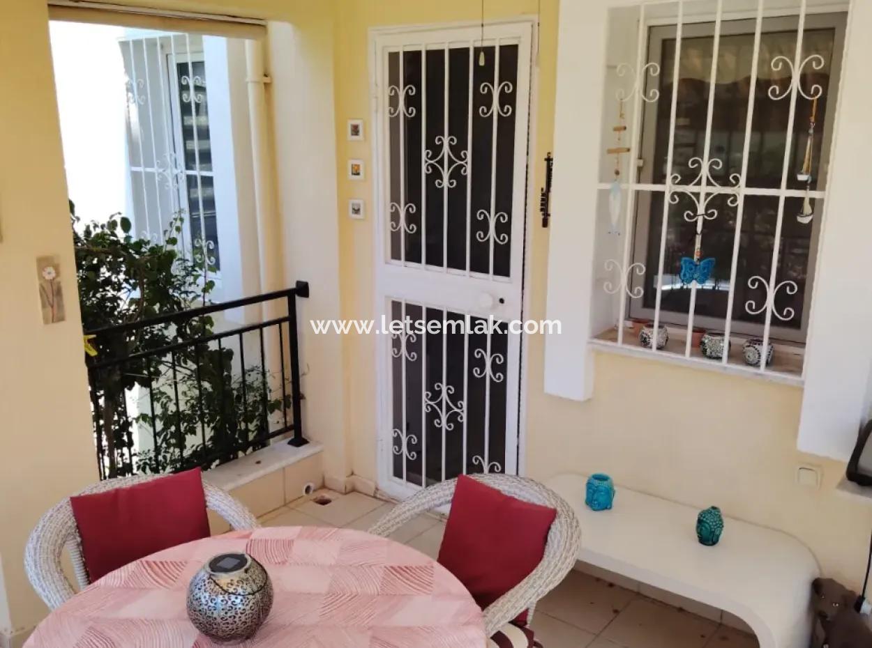 2 1 Erdgeschoss Auf Einem Schwimmbeckengelände In Akbük