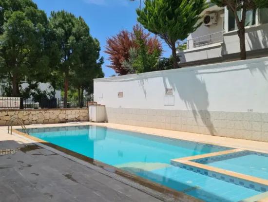 2 1 Didim Auf Einem Gelände Mit Einem Pool In Altinkum, Zum American College