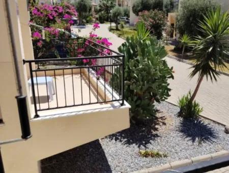 2 1 Erdgeschoss Auf Einem Schwimmbeckengelände In Akbük