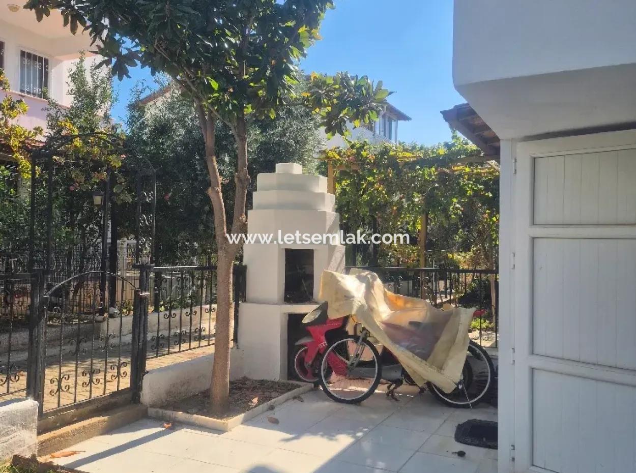 Akbük'te Satılık Bir Site İçinde Tripleks Villa.